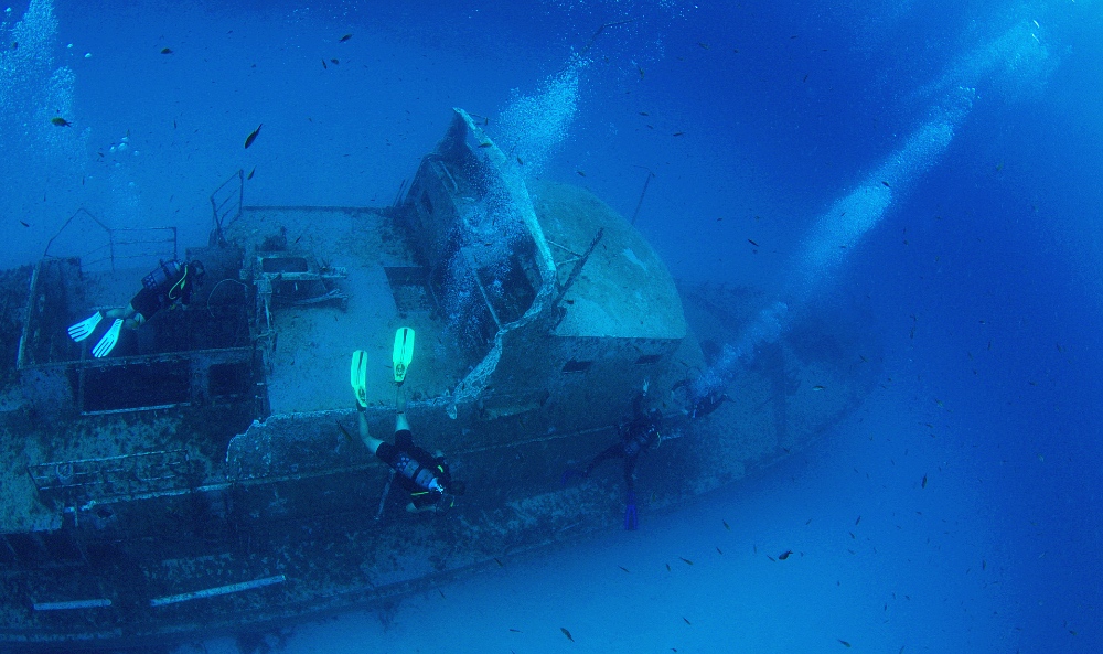divers on the shipwreck underwater